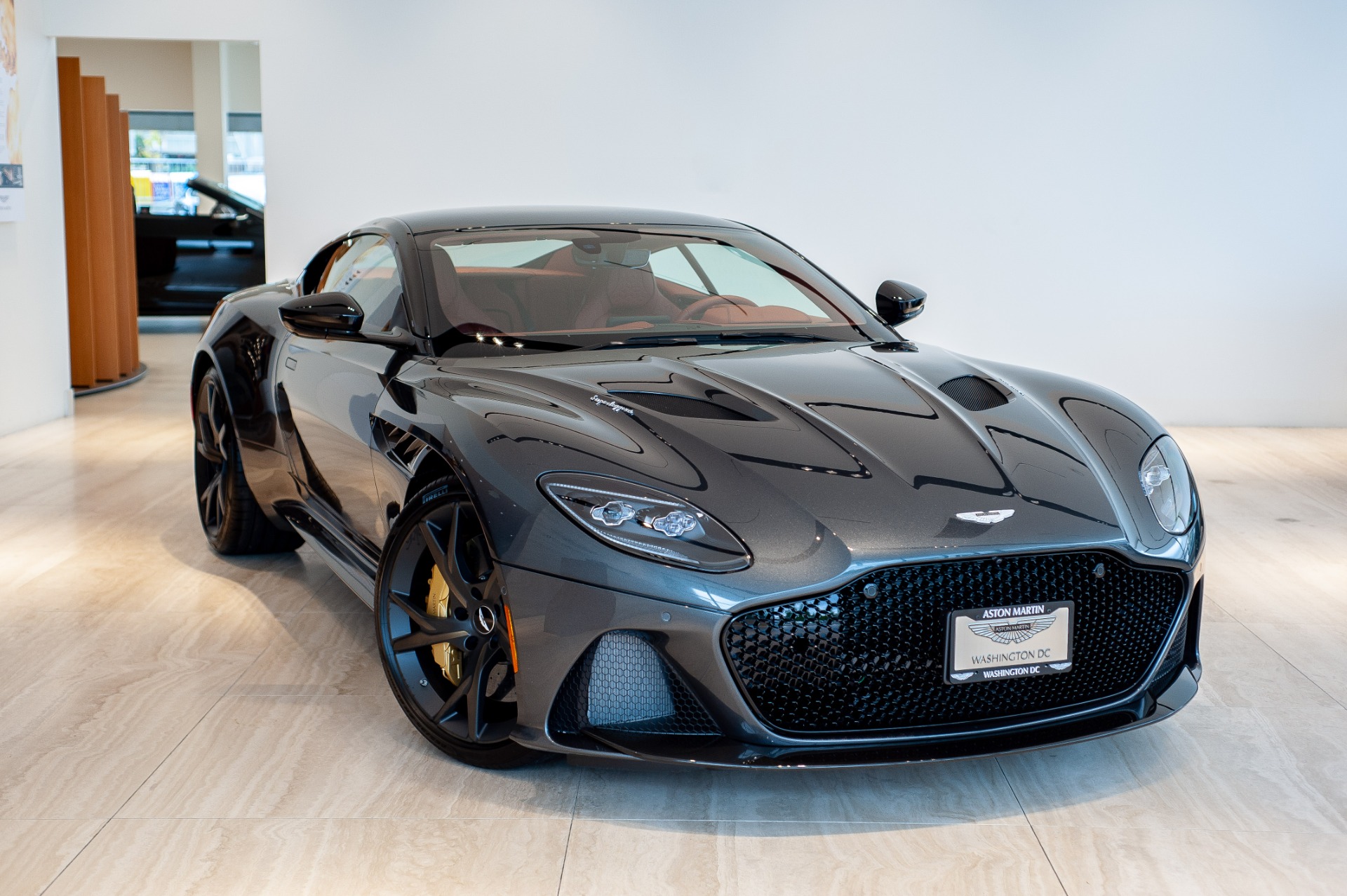 Астон Мартин DBS Superleggera