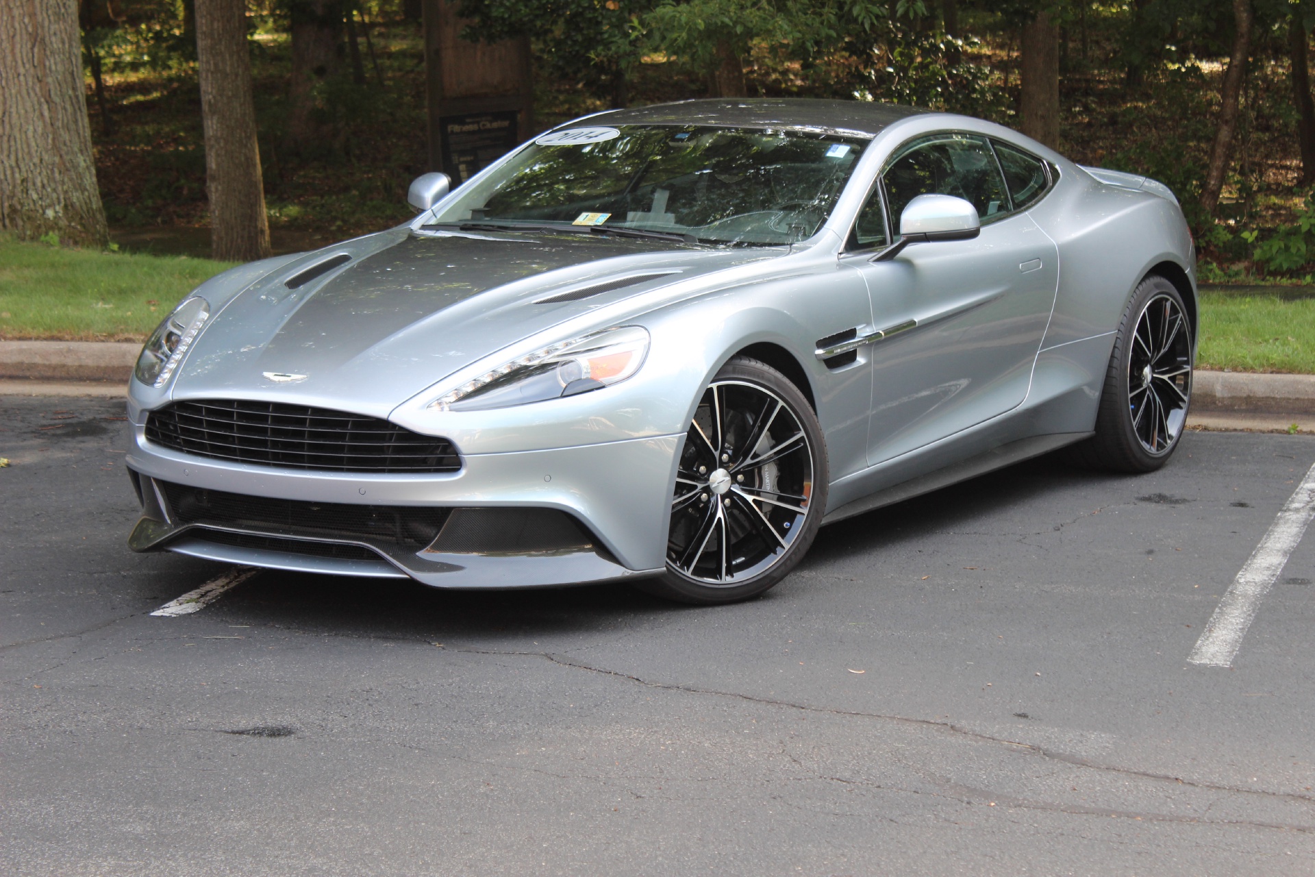 Aston Martin Vanquish розовый